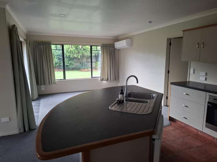 24 Oaklands Drive 11373_8