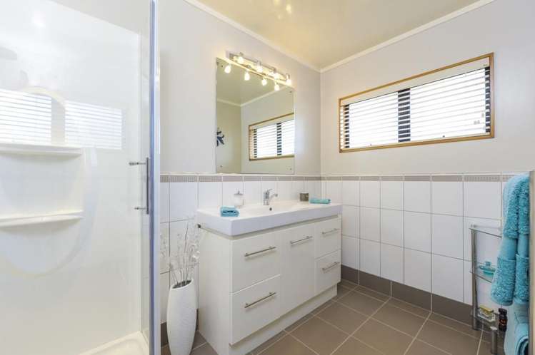 4 Shaw Road Oratia_13