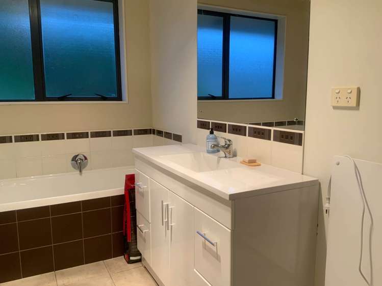 6 Pitoitoi Avenue Greenhithe_11