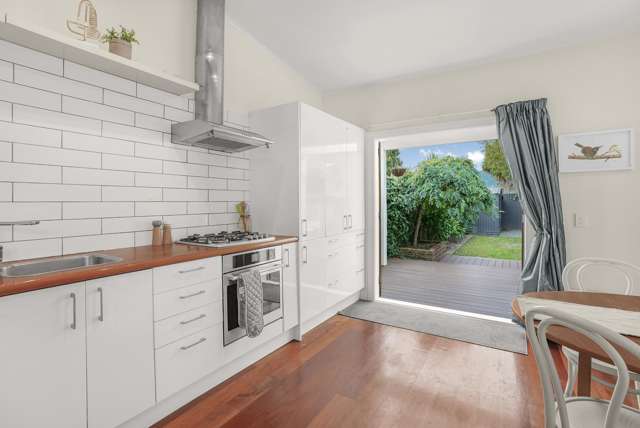 Petone Villa - Stylish, Sunny & Central!