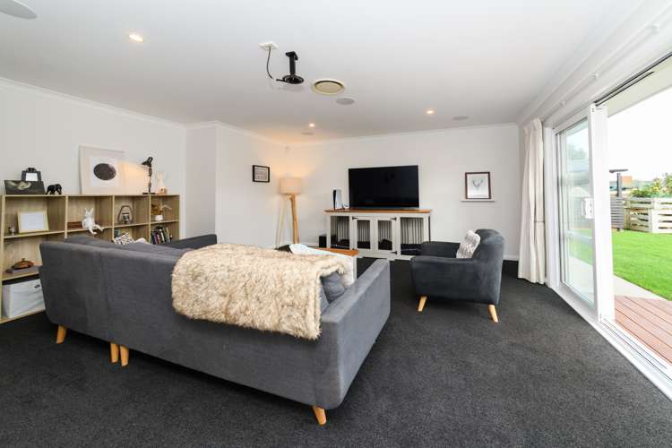 7 Roots Street East Feilding_14