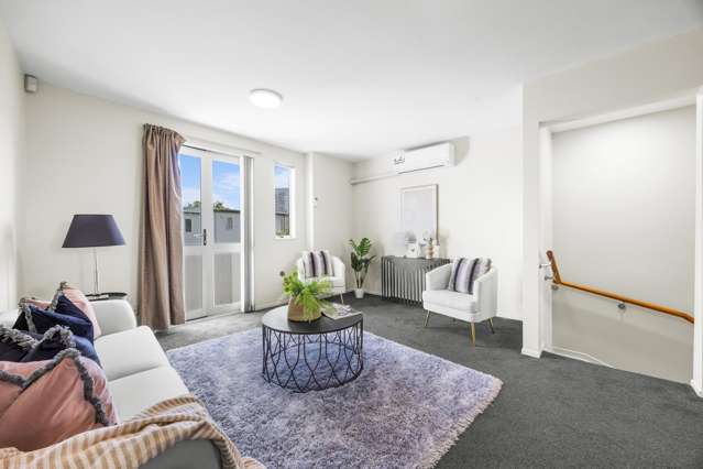 Freehold, Spacious & Move'In Ready Don't Miss Out