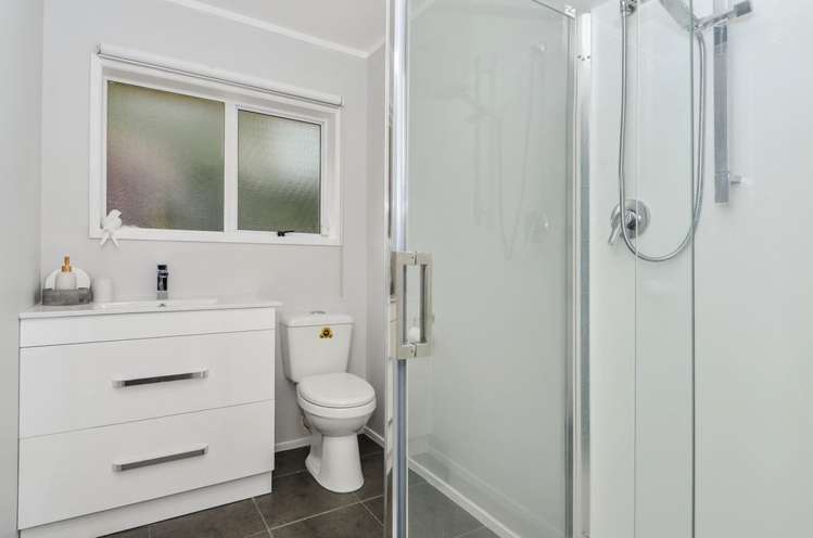 2/2 Wallace Road Ranui_7