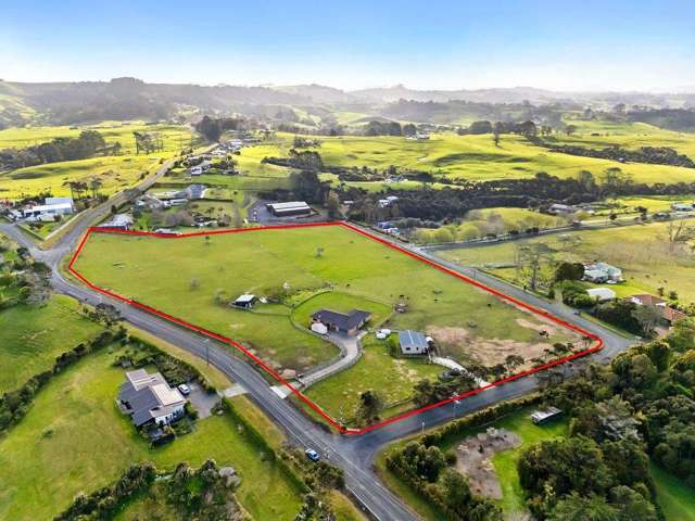 Home & Income Beauty On 3.9ha Gorgeous Land!