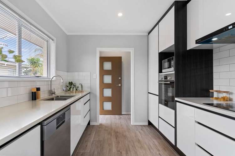 4 Haseler Crescent Mellons Bay_11