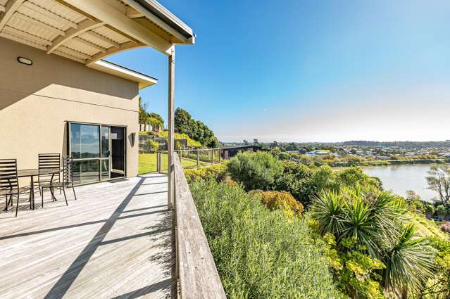 Modern with views on Bastia Hill