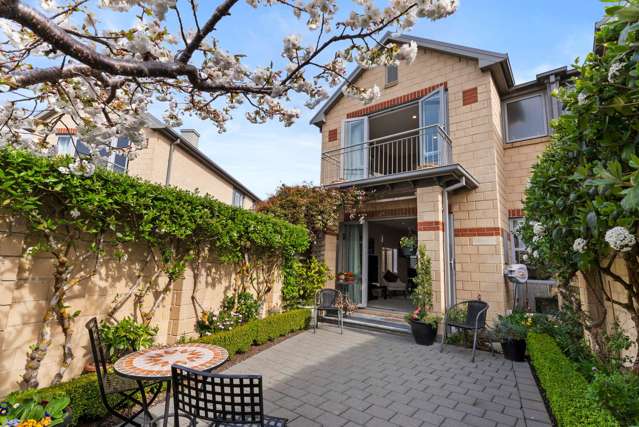 Luxurious Townhouse Living at its Best!