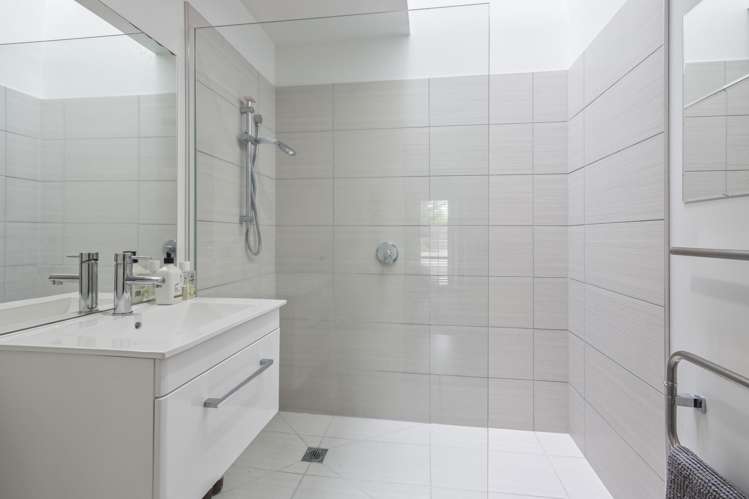 15 Famille Close Yaldhurst_17