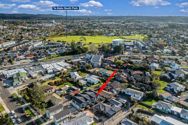 Urgent: Offers over $699,000 - Te Atatu South!