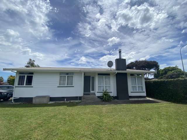 Warm & Sunny Family Home in Prime Location