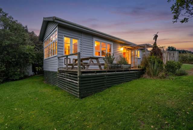 Coastal Calm And Kiwi Charm