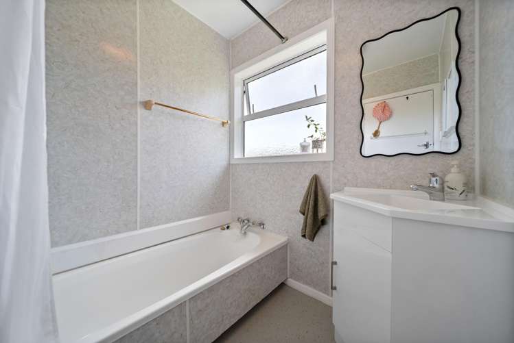 19 Kererū Bend Tawa_13