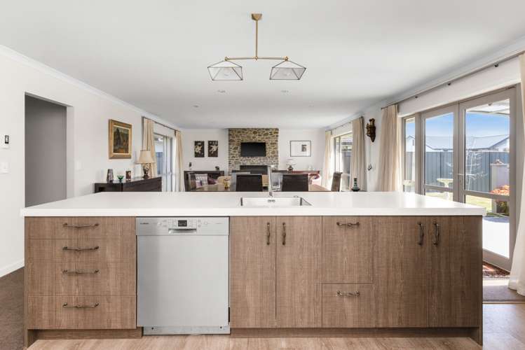 8 Sue Place Mahora_5