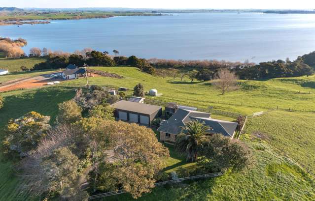 Country Retreat with Lake Views!