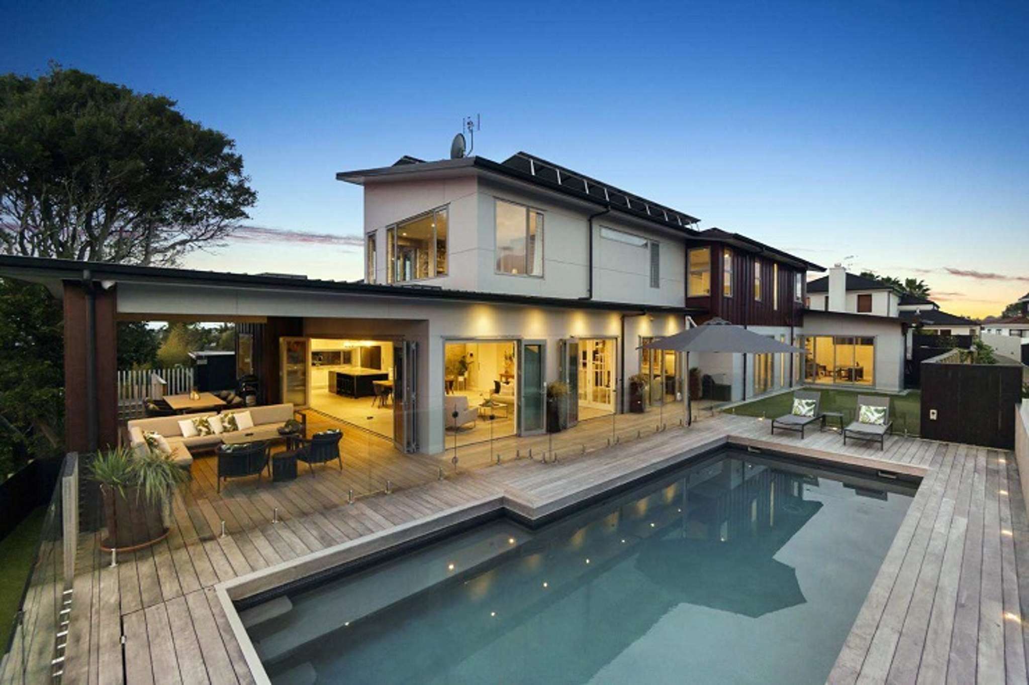 Young family pays $8.23m for Remuera trophy home