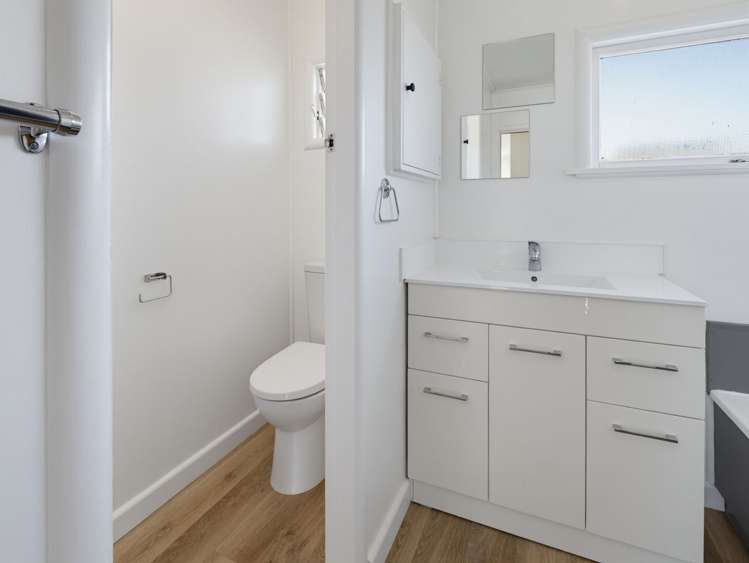 1/7 Tennyson Crescent Stoke_13
