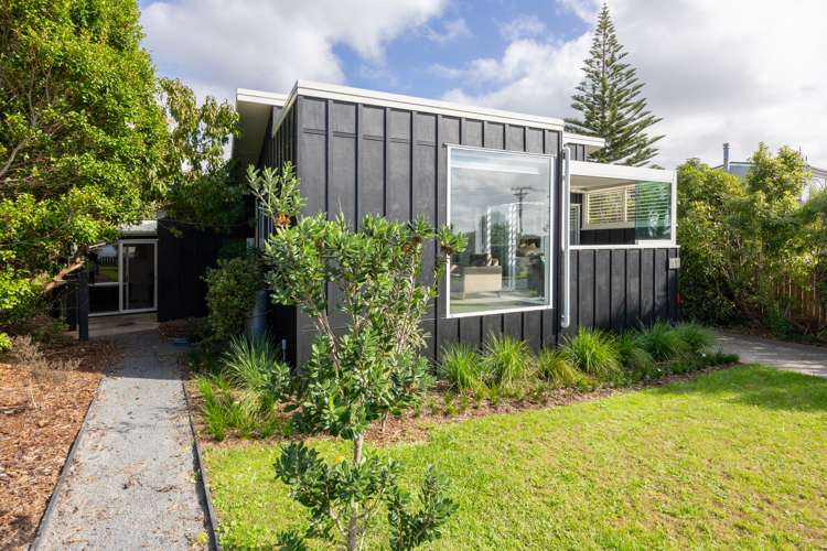 11 Piccadilly Circus Snells Beach_33