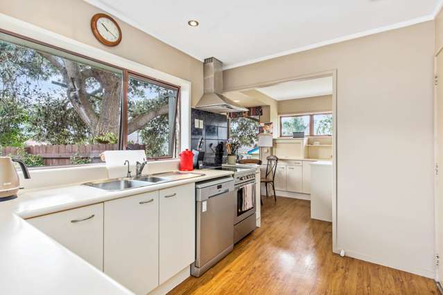 25 Serrita Avenue Sunnyhills_4