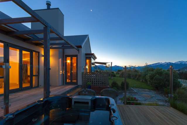 Remarkable 6-Bedroom Lodge/Home in Wanaka