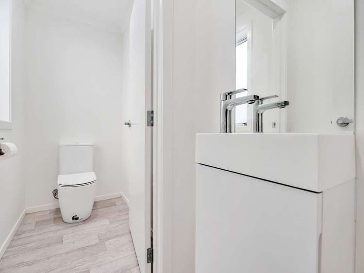 2/8 Mila Paige Close Glenview_21