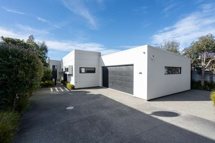 25 Main Road Redcliffs_32