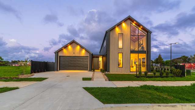 New Luxury Home in Clevedon's Premier Subdivision