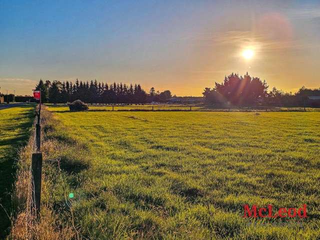 Discover the Perfect Blend of Rural Charm and Town Convenience