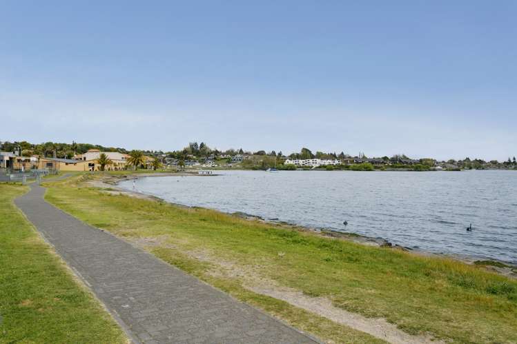 3/225 Lake Terrace Waipahihi_22