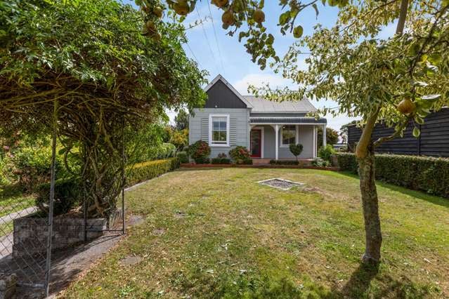 PRIVATE, PEACEFUL - HUGE GARAGING!