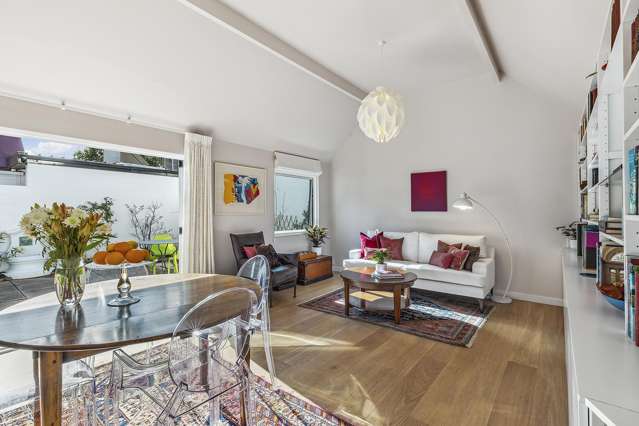 ULTRA-STYLISH THORNDON TOWNHOUSE