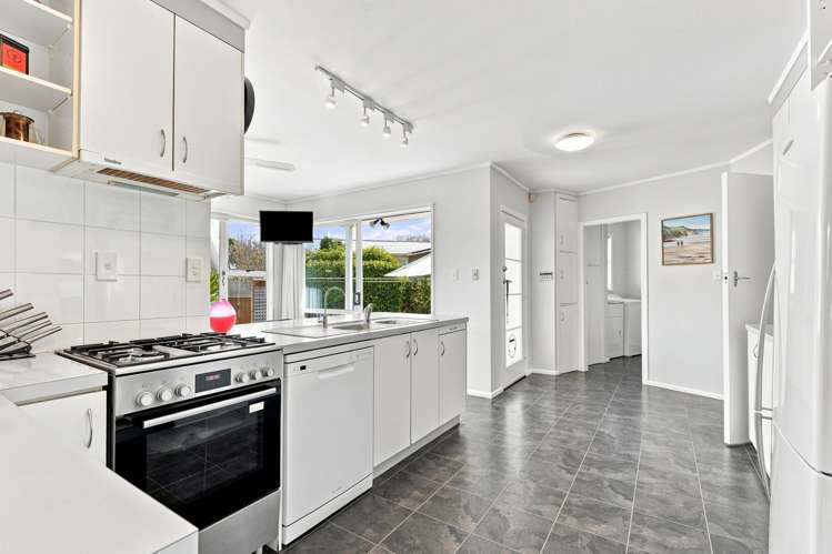 5 Eaton Crescent Otamatea_6