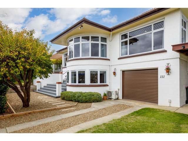 Iconic Alexandra Close To Town