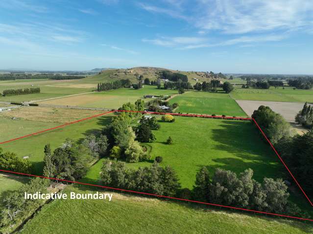 Expansive 3.99ha Lifestyle Property in Centre Bush