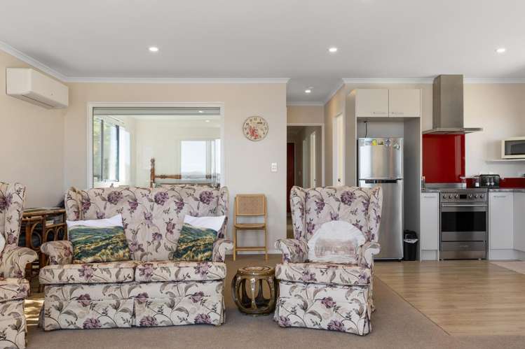 1/202 Lake Terrace Waipahihi_7