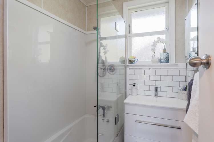 21 Avro Crescent Hornby_10