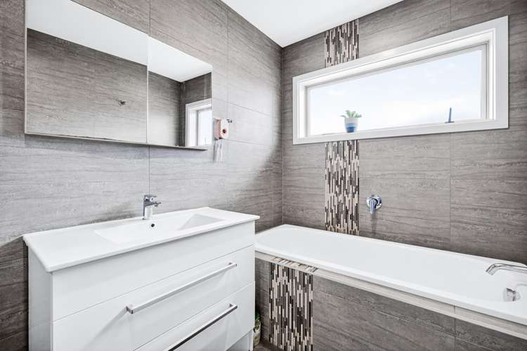 37 Riverglade Parkway Te Atatu South_16