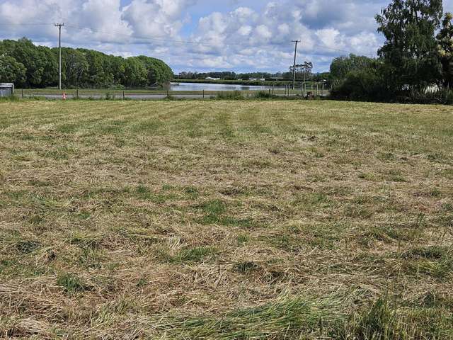 Blank canvas by the mighty Clutha River