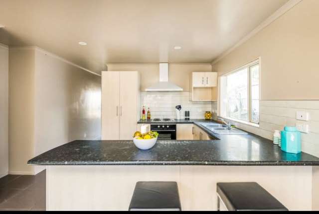 92 Robert Skelton Place Clendon Park_2