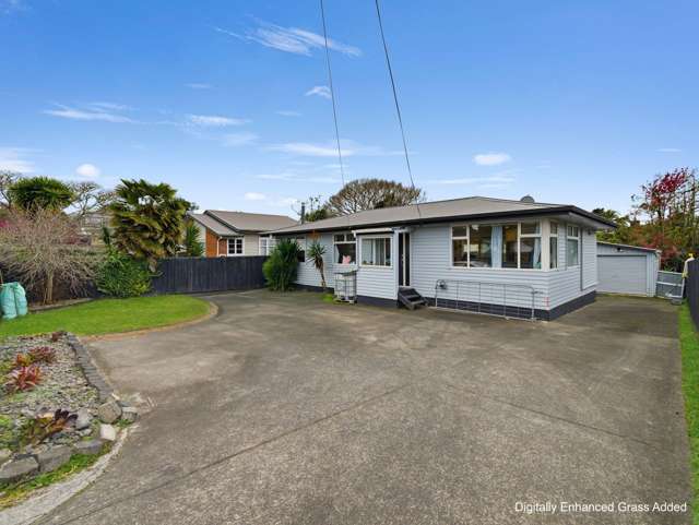 Big Lawn, Covered Deck & Easy Ōpaheke Living