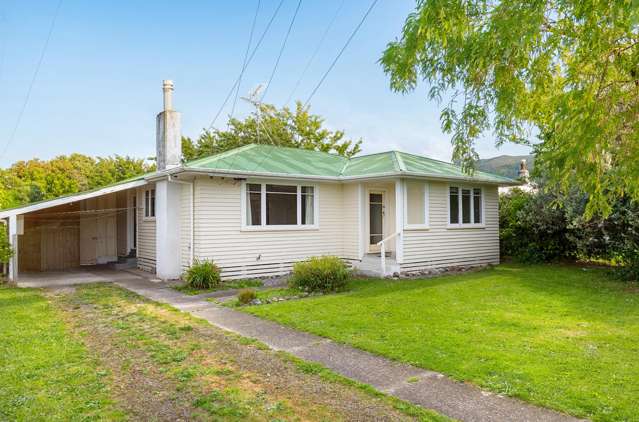 Sunny 1950s classic with modern comforts