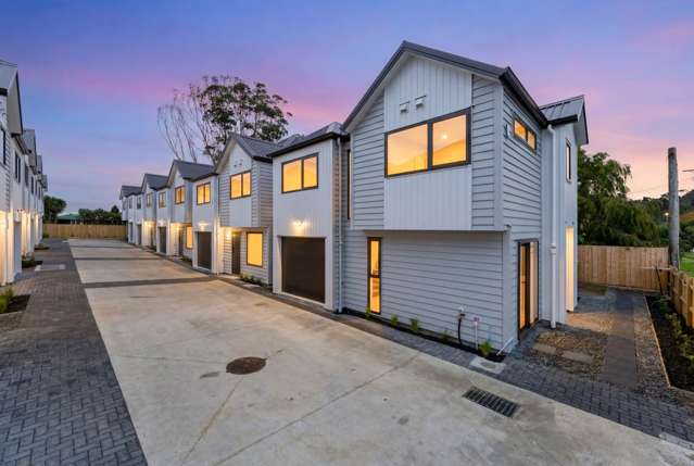 Freehold, Stand-Alone Style in Henderson