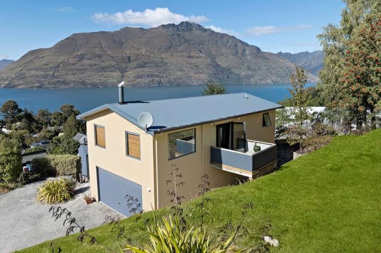 19b Arawata Terrace Fernhill/Sunshine Bay_18