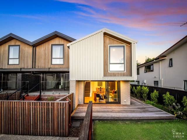 Coastal Corner Townhouse - Sunny, Private & Modern