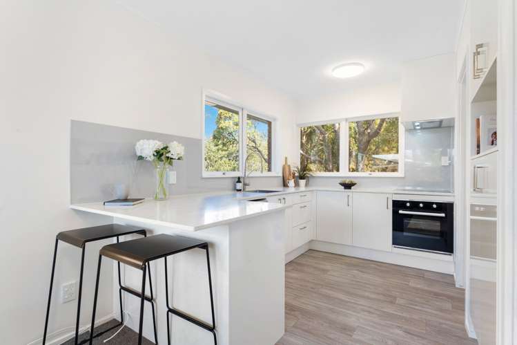 2/14 Kapiti Place Sunnynook_3