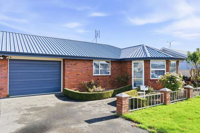 Immaculate townhouse & exceptional location