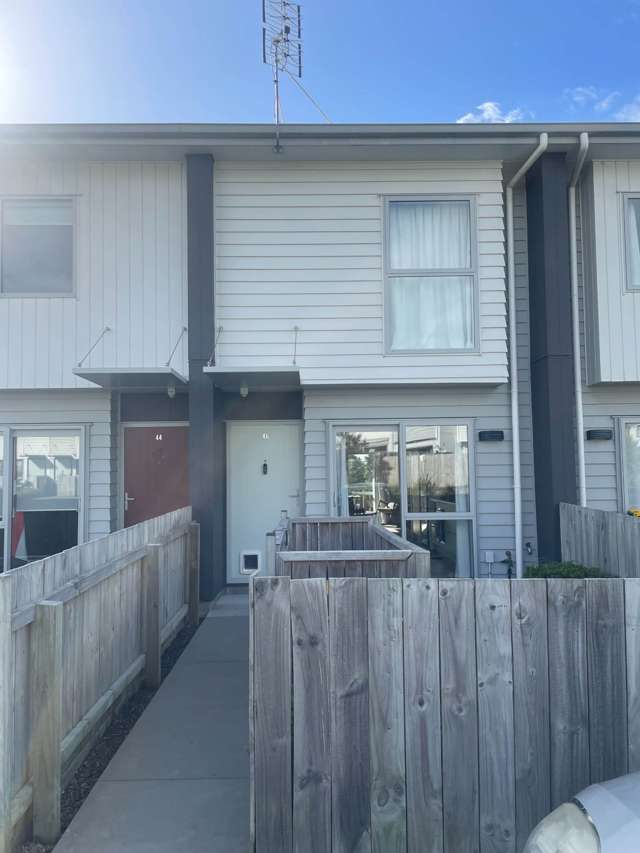 Near new 2 bedroom townhouse in the heart of ...