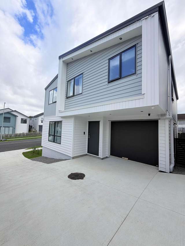 Brand-New Modern Family Home in a Fantastic Lo...