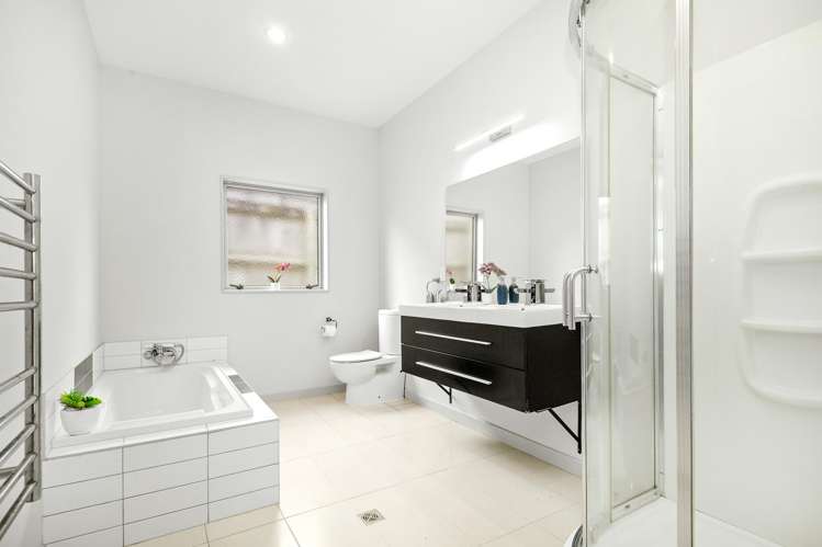 15 Paparoa Crescent Aotea_16