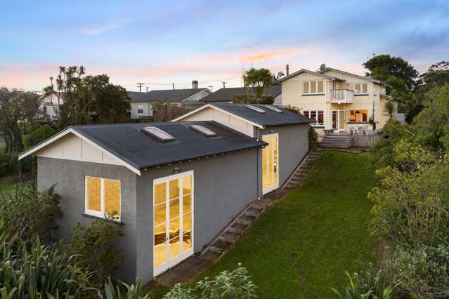 6 beds / 2 living / 2 bath plus 100m2 Studio