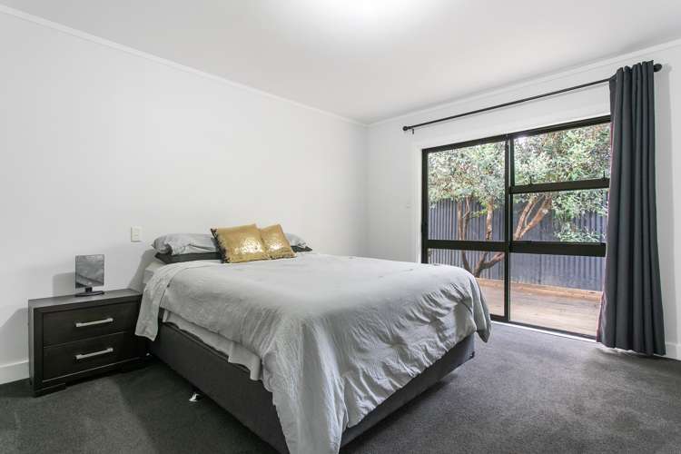 2/11 Beach Road Pahurehure_10